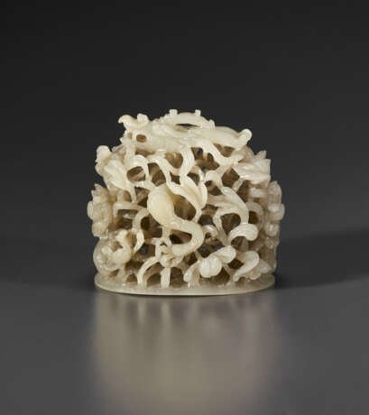 A PALE GREY JADE RETICULATED DRAGON FINIAL - photo 2