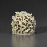 A PALE GREY JADE RETICULATED DRAGON FINIAL - Foto 2