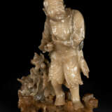 A RARE AND FINELY CARVED BAIFURONG FIGURE OF A STANDING LUOHAN - Foto 1
