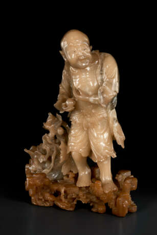 A RARE AND FINELY CARVED BAIFURONG FIGURE OF A STANDING LUOHAN - фото 1
