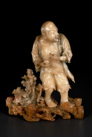 A RARE AND FINELY CARVED BAIFURONG FIGURE OF A STANDING LUOHAN - photo 2