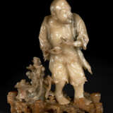 A RARE AND FINELY CARVED BAIFURONG FIGURE OF A STANDING LUOHAN - Foto 2