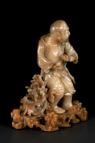 A RARE AND FINELY CARVED BAIFURONG FIGURE OF A STANDING LUOHAN - фото 3