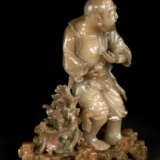 A RARE AND FINELY CARVED BAIFURONG FIGURE OF A STANDING LUOHAN - Foto 3