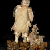 A RARE AND FINELY CARVED BAIFURONG FIGURE OF A STANDING LUOHAN - Foto 4