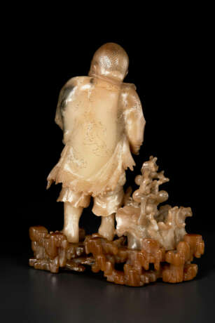 A RARE AND FINELY CARVED BAIFURONG FIGURE OF A STANDING LUOHAN - фото 4