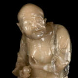 A RARE AND FINELY CARVED BAIFURONG FIGURE OF A STANDING LUOHAN - фото 5