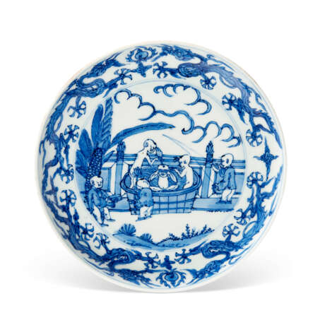 A RARE BLUE AND WHITE `BOYS’ DISH - фото 1