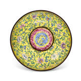 A PAINTED ENAMEL YELLOW-GROUND BOWL AND COVER - Foto 3