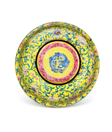 A PAINTED ENAMEL YELLOW-GROUND BOWL AND COVER - Foto 4