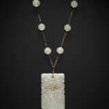 A PALE-GREENISH WHITE JADE RECTANGULAR PENDANT - Foto 1