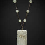 A PALE-GREENISH WHITE JADE RECTANGULAR PENDANT - Foto 2