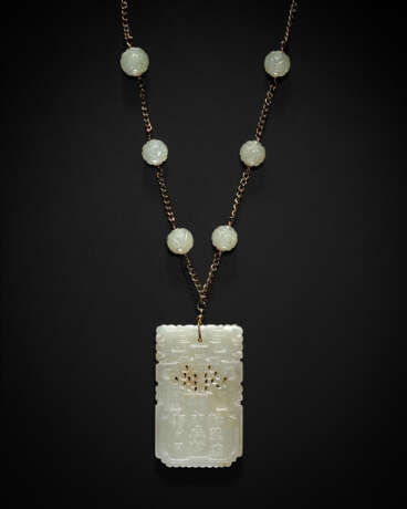 A PALE-GREENISH WHITE JADE RECTANGULAR PENDANT - Foto 2