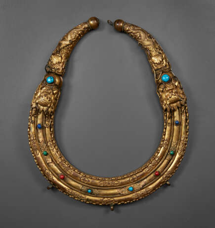 A HARDSTONE AND CORAL-INSET GILT-METAL NECKLACE, LINGYUE - фото 1