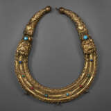 A HARDSTONE AND CORAL-INSET GILT-METAL NECKLACE, LINGYUE - фото 1