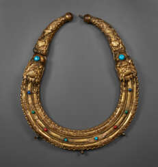 A HARDSTONE AND CORAL-INSET GILT-METAL NECKLACE, LINGYUE