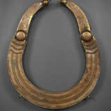 A HARDSTONE AND CORAL-INSET GILT-METAL NECKLACE, LINGYUE - Foto 2