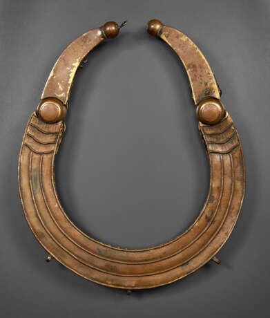 A HARDSTONE AND CORAL-INSET GILT-METAL NECKLACE, LINGYUE - фото 2