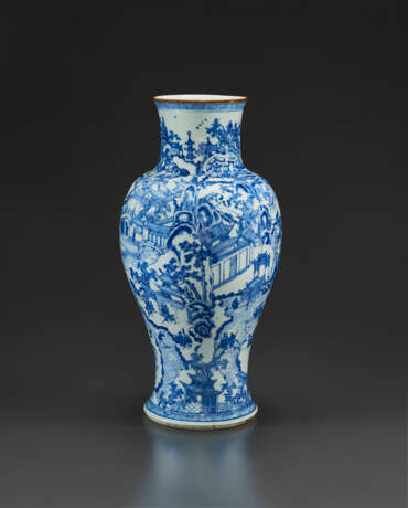 A VERY RARE AND SUPERBLY DECORATED BLUE AND WHITE `WEST LAKE` VASE, GUANYIN ZUN - Foto 5