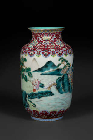 A FAMILLE ROSE LANTERN-SHAPED VASE WITH BOYS IN A LANDSCAPE - фото 2