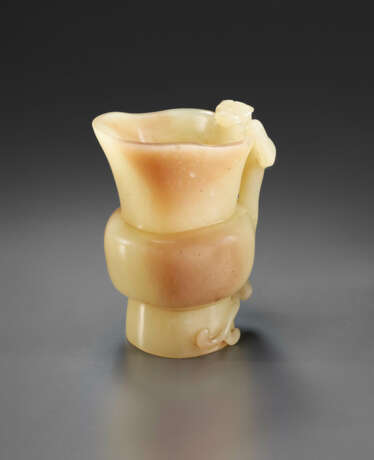 A SMALL YELLOW AND BEIGE JADE VESSEL WITH CHILONG - фото 2