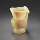 A SMALL YELLOW AND BEIGE JADE VESSEL WITH CHILONG - фото 2