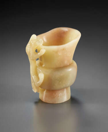 A SMALL YELLOW AND BEIGE JADE VESSEL WITH CHILONG - photo 3
