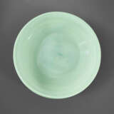 A VERY RARE PALE BLUISH-GREEN GLASS DISH - Foto 2