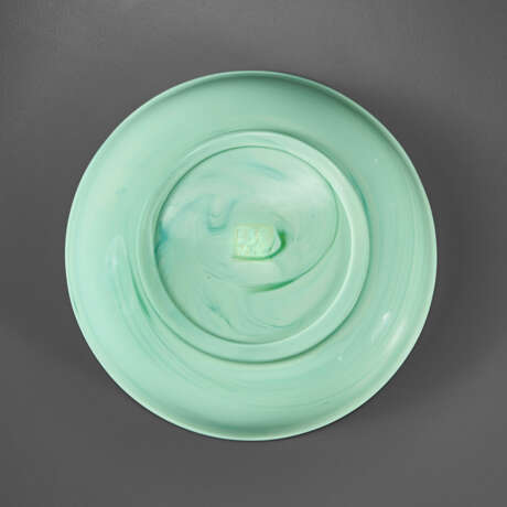 A VERY RARE PALE BLUISH-GREEN GLASS DISH - Foto 4