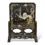 A MOTHER-OF-PEARL-INLAID BLACK LACQUER TABLE SCREEN - фото 1