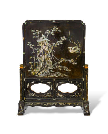 A MOTHER-OF-PEARL-INLAID BLACK LACQUER TABLE SCREEN - photo 3