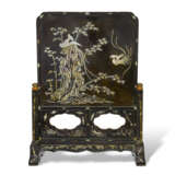 A MOTHER-OF-PEARL-INLAID BLACK LACQUER TABLE SCREEN - Foto 3