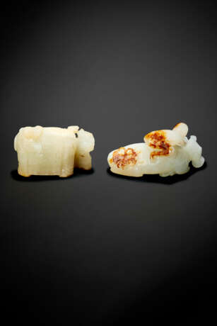 TWO WHITE AND RUSSET JADE ANIMAL CARVINGS - фото 3