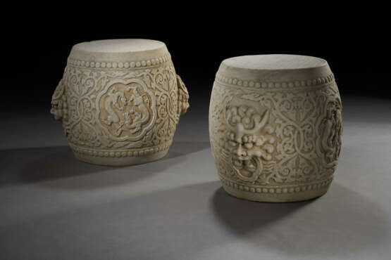 A RARE PAIR OF IMPERIAL CARVED WHITE MARBLE DRUM STOOLS - фото 2