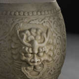 A RARE PAIR OF IMPERIAL CARVED WHITE MARBLE DRUM STOOLS - фото 4