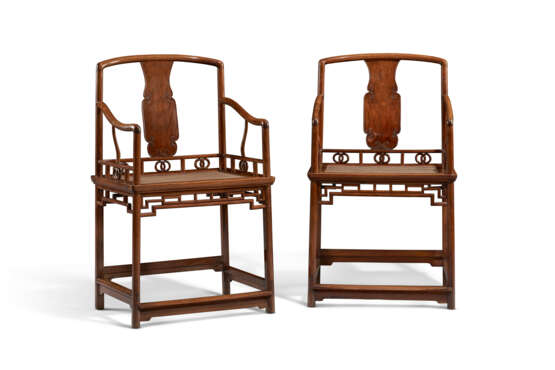 AN UNUSUAL AND RARE PAIR OF HUANGHUALI LOW-BACK ARMCHAIRS - Foto 2
