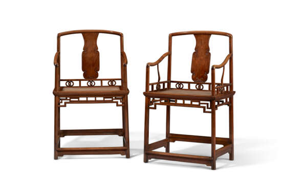 AN UNUSUAL AND RARE PAIR OF HUANGHUALI LOW-BACK ARMCHAIRS - Foto 3