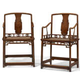 AN UNUSUAL AND RARE PAIR OF HUANGHUALI LOW-BACK ARMCHAIRS - Foto 3