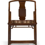 AN UNUSUAL AND RARE PAIR OF HUANGHUALI LOW-BACK ARMCHAIRS - Foto 5