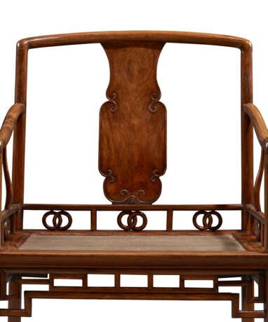 AN UNUSUAL AND RARE PAIR OF HUANGHUALI LOW-BACK ARMCHAIRS - photo 6