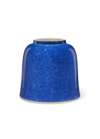 A POWDER-BLUE-GLAZED BELL-SHAPED WATER POT - фото 2