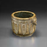 A WELL-CAST BRONZE CYLINDRICAL `ARCHAISTIC` CENSER - Foto 3