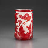 A RED-OVERLAY BUBBLE-SUFFUSED GLASS BRUSH POT - Foto 1