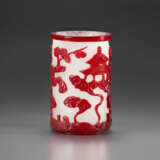 A RED-OVERLAY BUBBLE-SUFFUSED GLASS BRUSH POT - фото 2