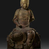 A RARE LARGE PAINTED AND GILT STUCCO FIGURE OF A SEATED BODHISATTVA - Foto 1