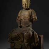 A RARE LARGE PAINTED AND GILT STUCCO FIGURE OF A SEATED BODHISATTVA - Foto 2