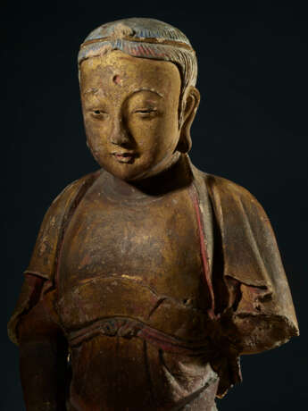 A RARE LARGE PAINTED AND GILT STUCCO FIGURE OF A SEATED BODHISATTVA - Foto 3