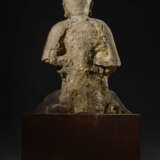 A RARE LARGE PAINTED AND GILT STUCCO FIGURE OF A SEATED BODHISATTVA - Foto 4
