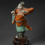 AN IMPORTANT AND UNUSUALLY LARGE FAMILLE ROSE FIGURE OF ZHONG KUI - фото 1