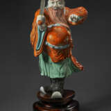 AN IMPORTANT AND UNUSUALLY LARGE FAMILLE ROSE FIGURE OF ZHONG KUI - Foto 2